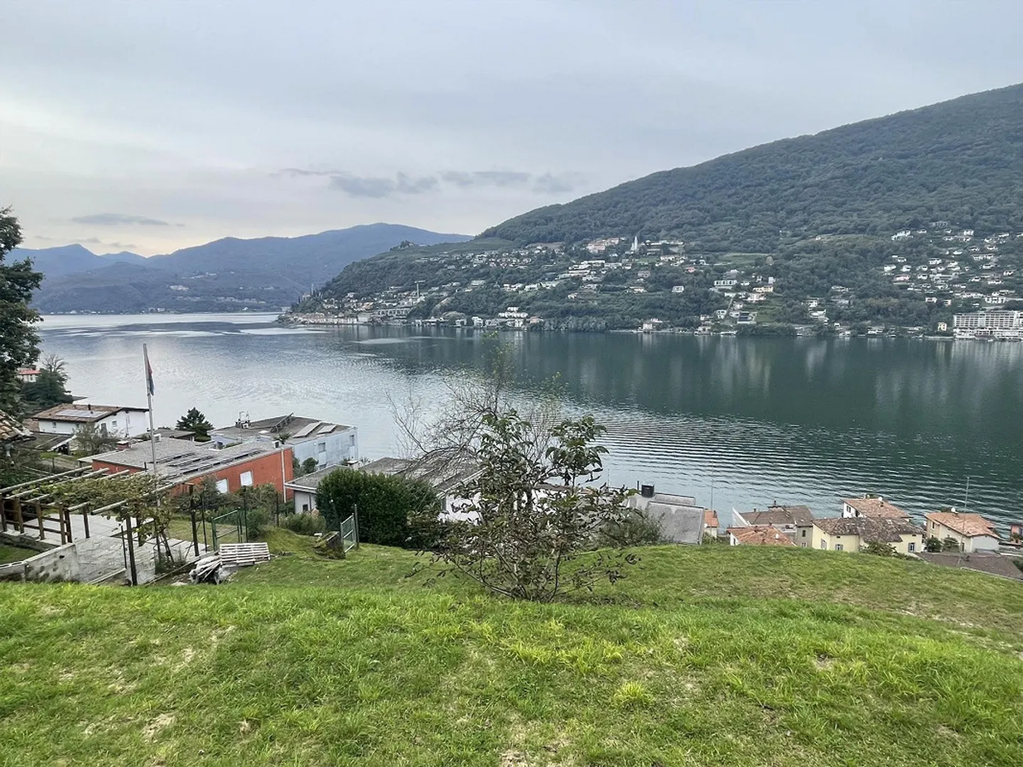 TERRAIN CONSTRUCTIBLE SPLENDIDE AVEC UNE MERVEILLEUSE VUE SUR LE LAC - Photo 6 sur 7