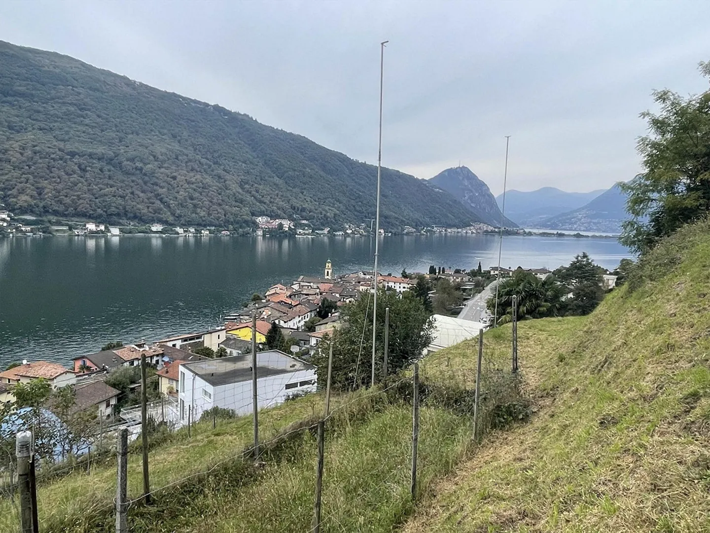 TERRAIN CONSTRUCTIBLE SPLENDIDE AVEC UNE MERVEILLEUSE VUE SUR LE LAC - Photo 7 sur 7
