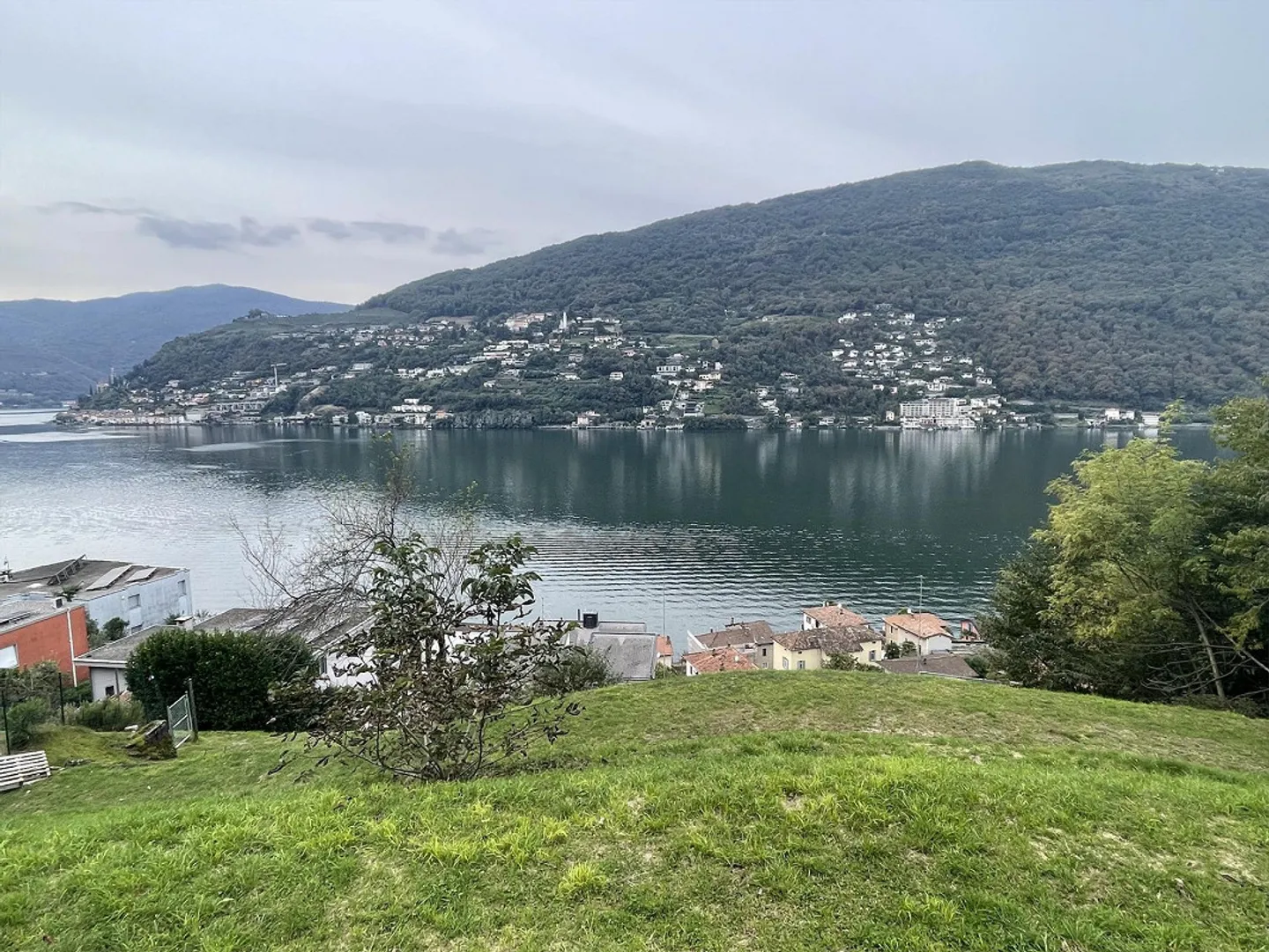 TERRAIN CONSTRUCTIBLE SPLENDIDE AVEC UNE MERVEILLEUSE VUE SUR LE LAC - Photo 1 sur 7