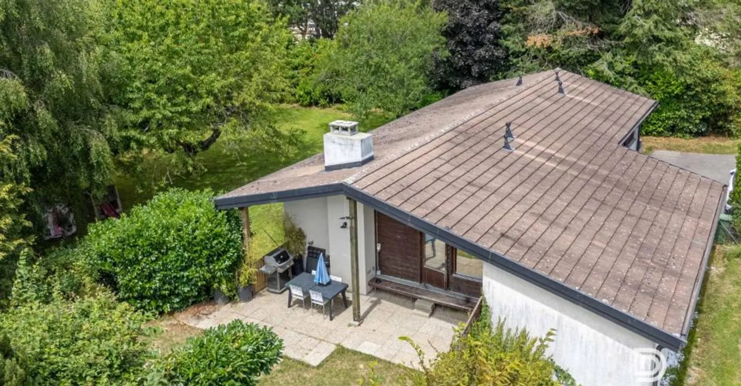 Haus zu renovieren mit Erweiterungspotential auf einem großen bewaldeten Grundstück! - Foto 2 von 12