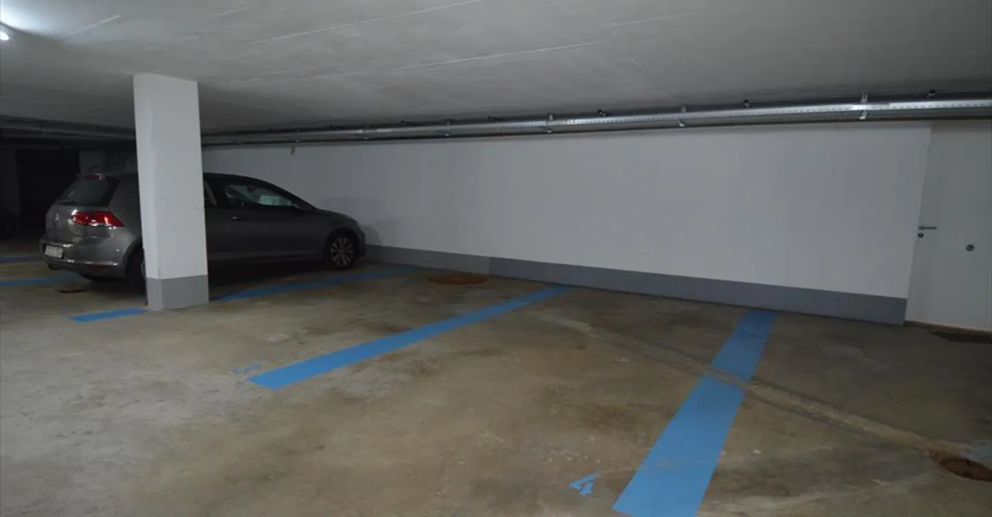 Großer Parkplatz in einer Tiefgarage - Foto 1 von 3