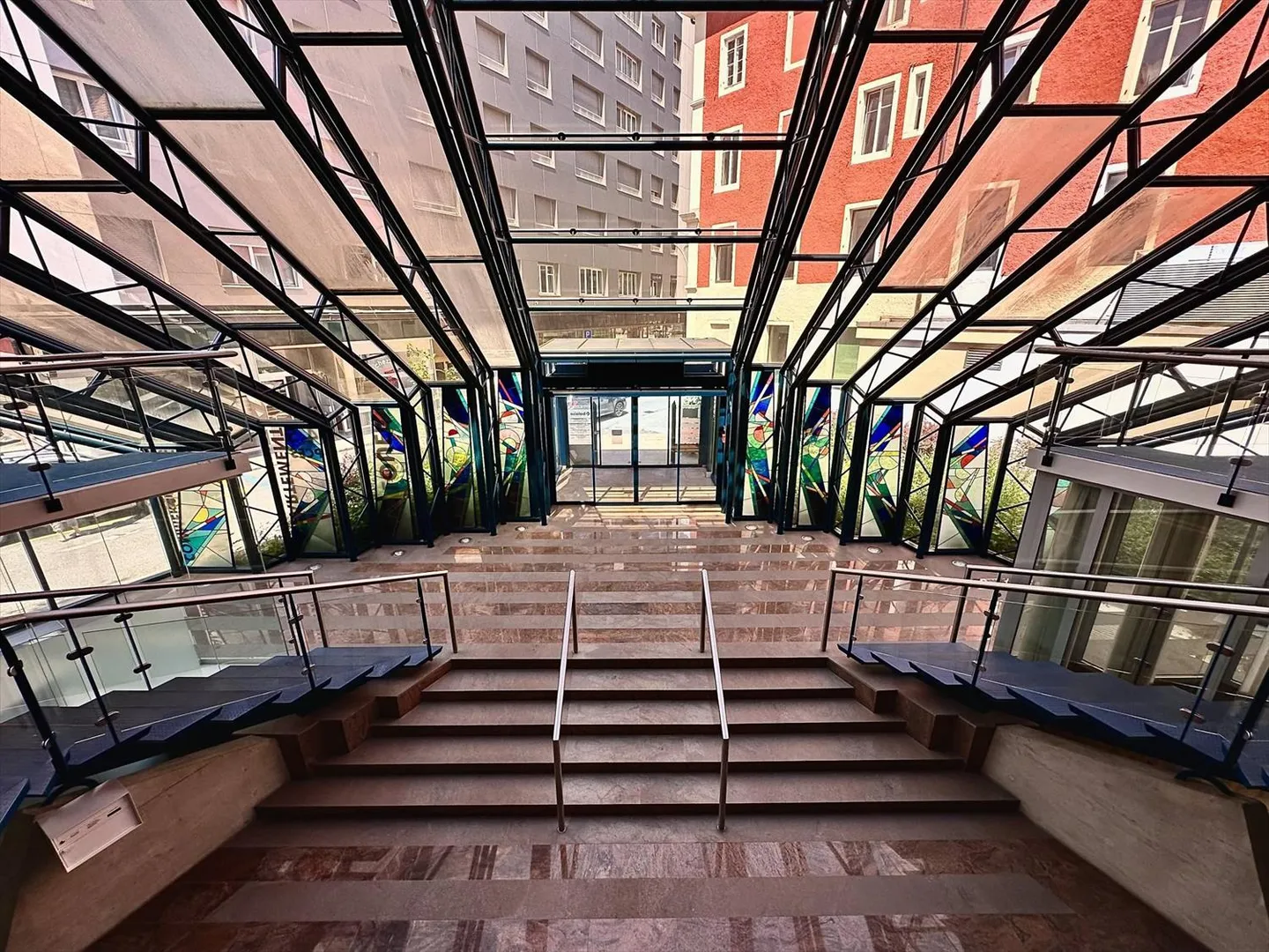 Showroom, Büros, Räumlichkeiten von 196 m2 zur Miete in La Chaux-de-Fonds - Foto 2 von 7