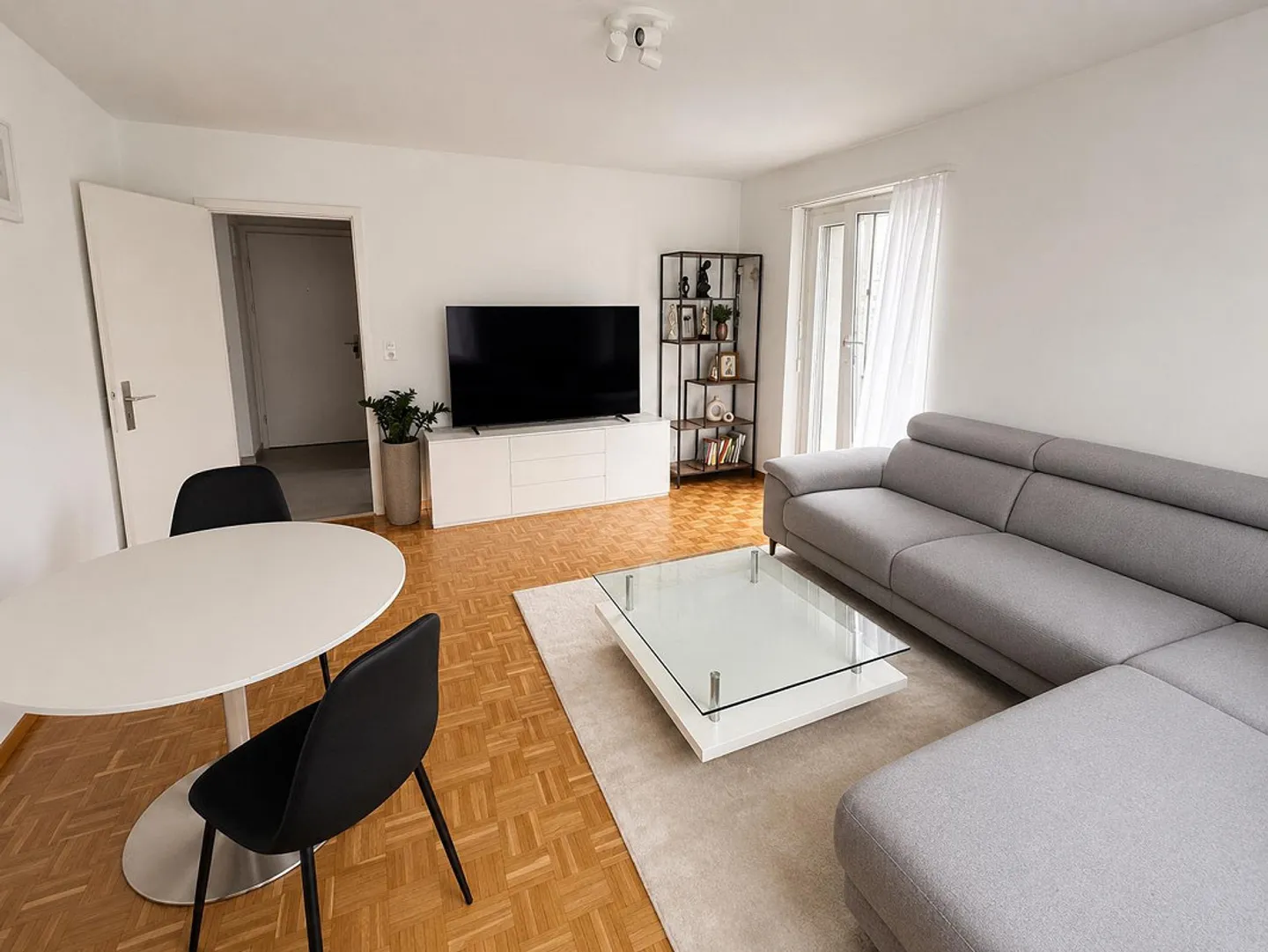Beautiful bright apartment by the lake - Photo 3 of 7
