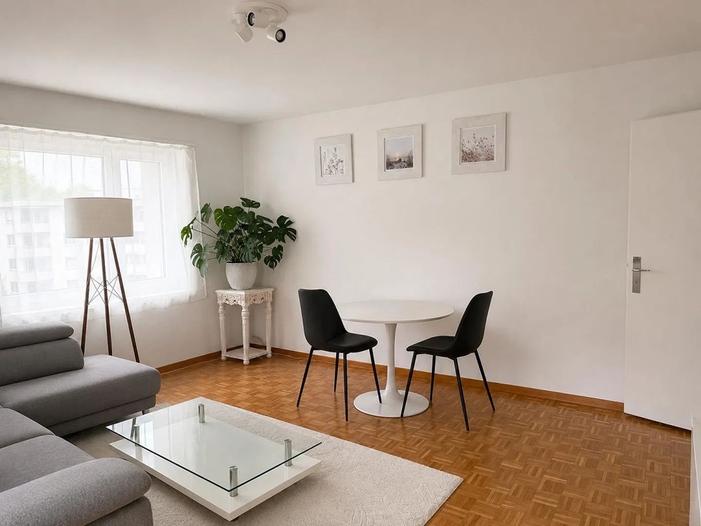 Beautiful bright apartment by the lake - Photo 4 of 7