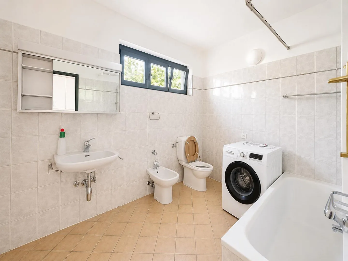 RIVERA - ZU VERMIETEN GERÄUMIGE 3.5 ZIMMER MIT TERRASSE - Foto 9 von 9