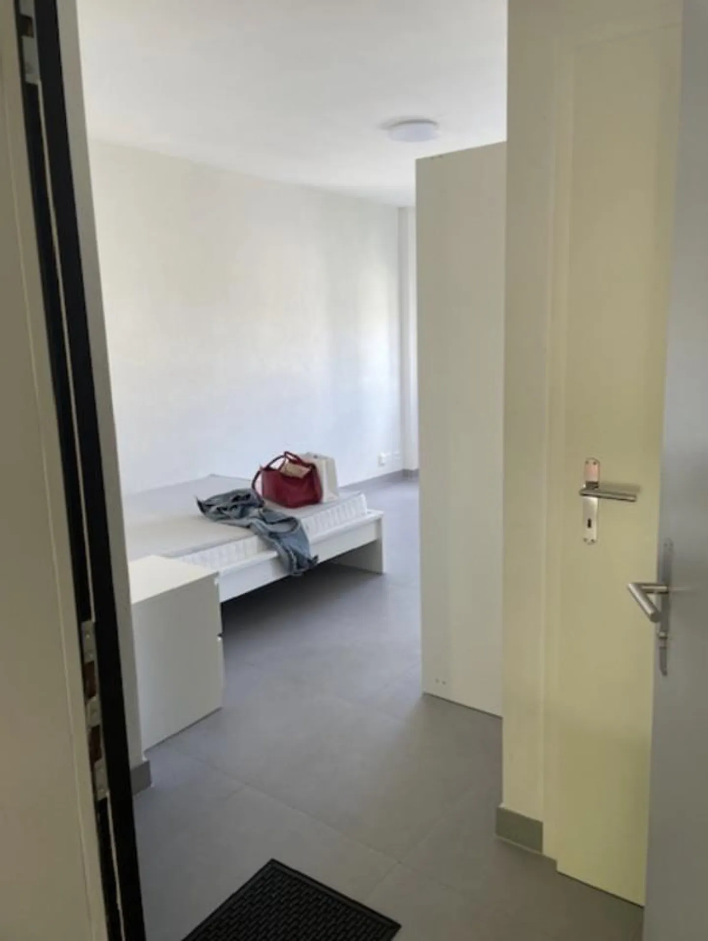 Studio arredato con balcone - Foto 5 di 6