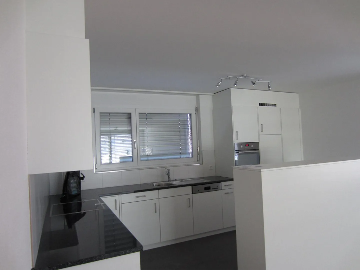 Sunny 4.5-room apartment - Photo 3 of 9