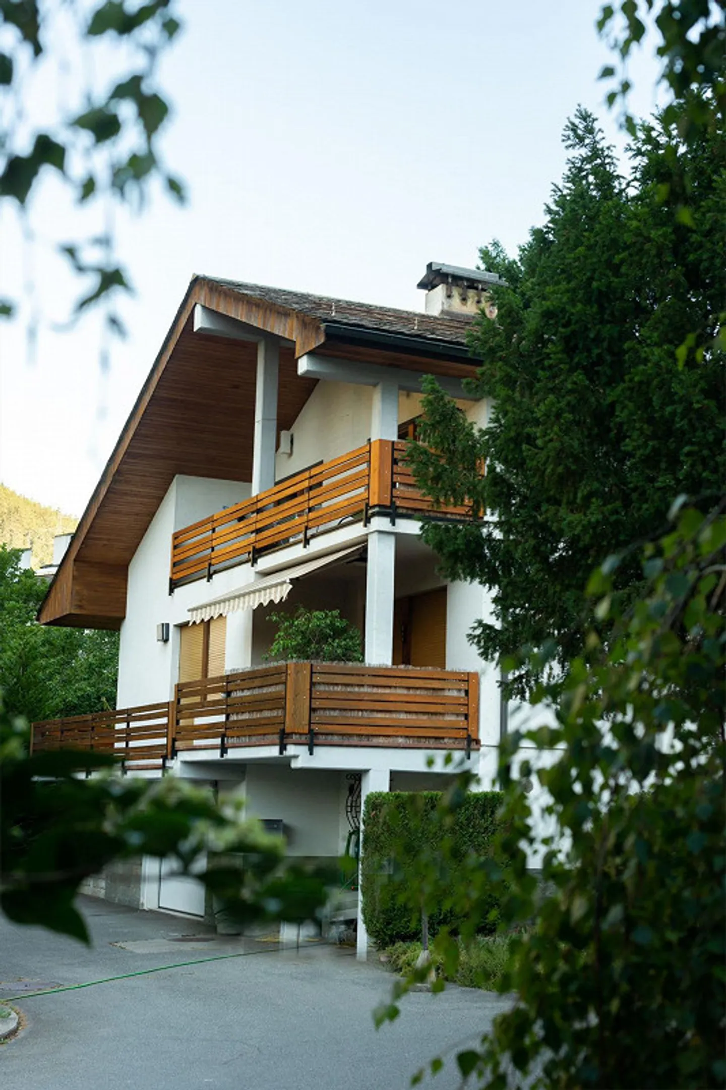 Villa individuelle avec espace commercial spacieux à Brusio - Photo 1 sur 12