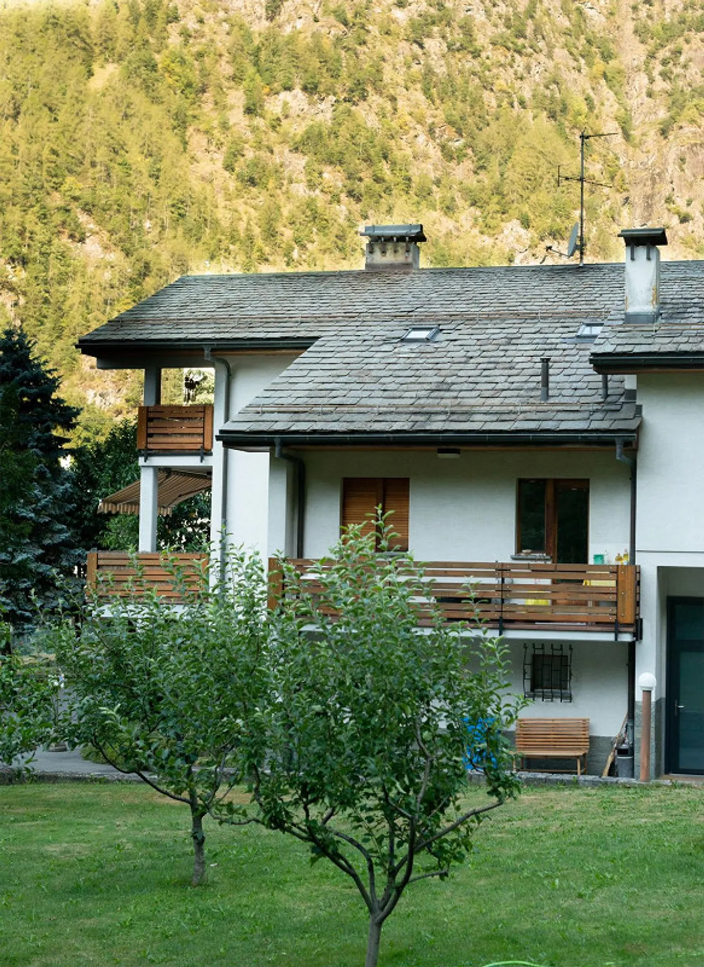 Villa individuelle avec espace commercial spacieux à Brusio - Photo 2 sur 12