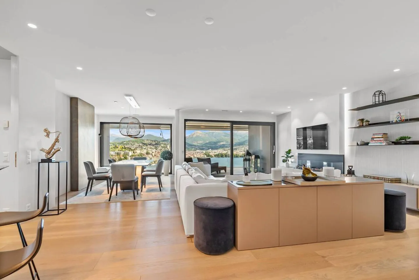 Penthouse con vista lago mozzafiato - Foto 1 di 21