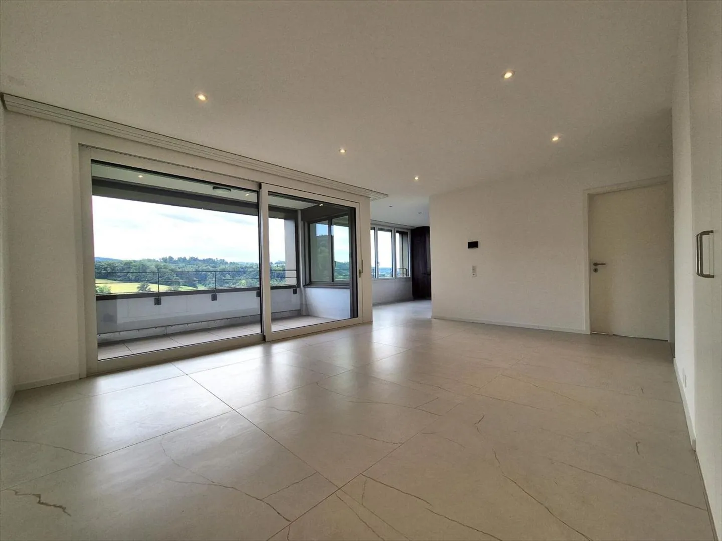 Plugin 4 - Appartement 5.5 pièces au 12ème étage - Photo 4 sur 13