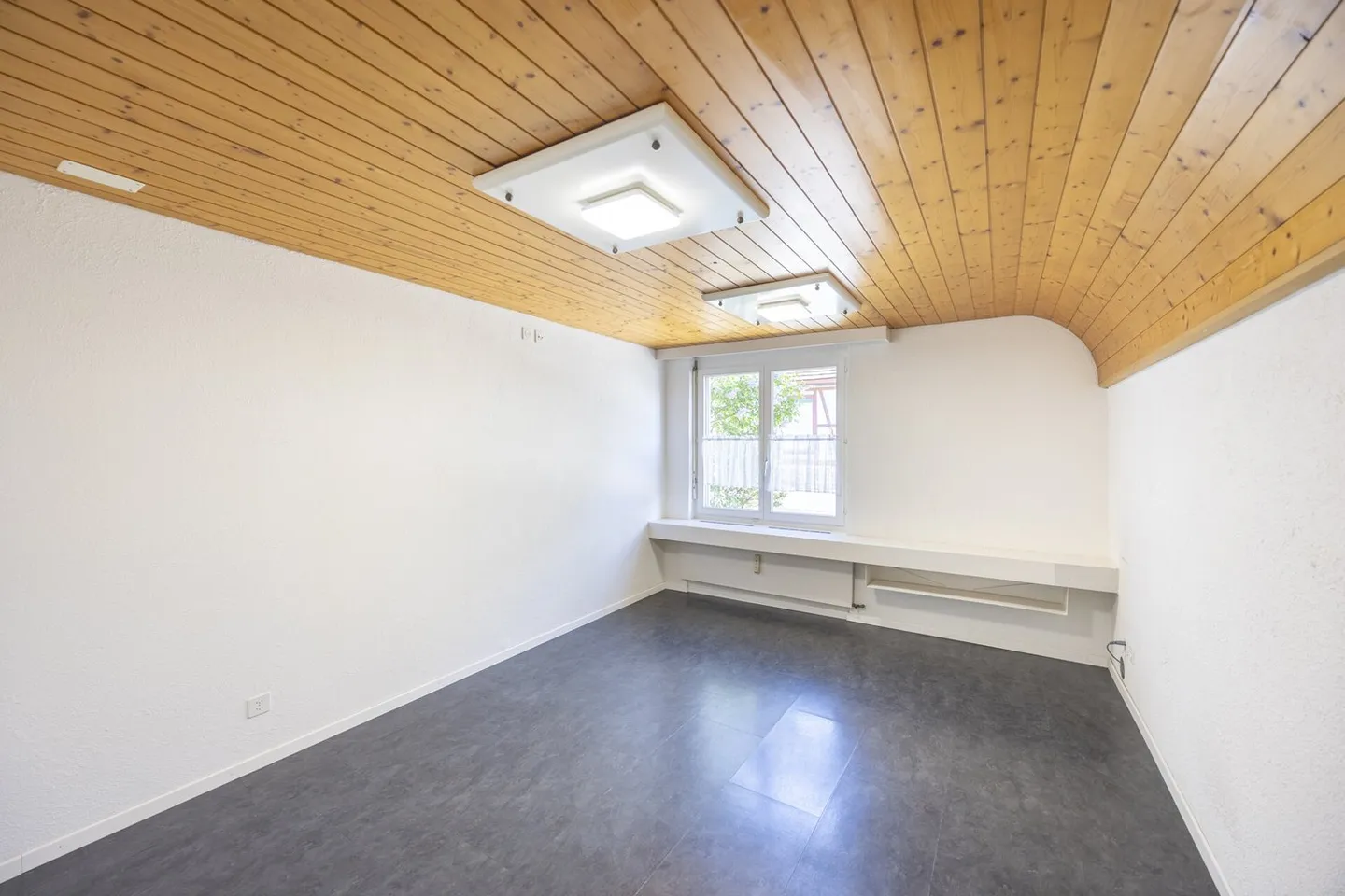 Spacious multi-family house with versatile usage potential - Photo 5 of 13