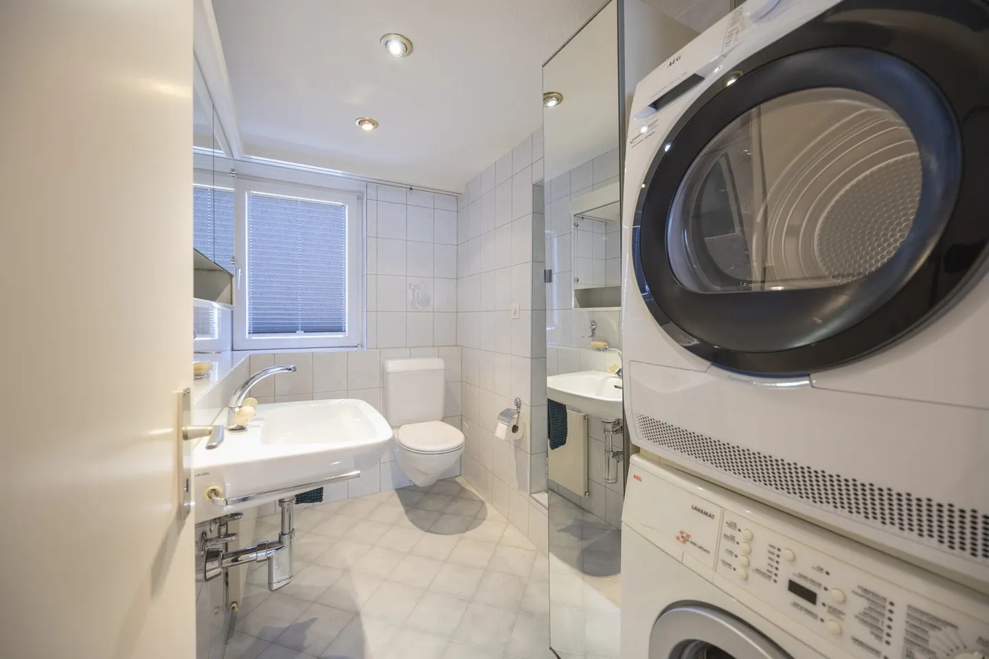 Spacious multi-family house with versatile usage potential - Photo 6 of 13