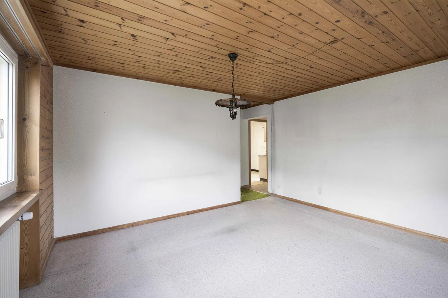 Single-family home with potential - Photo 4 of 13