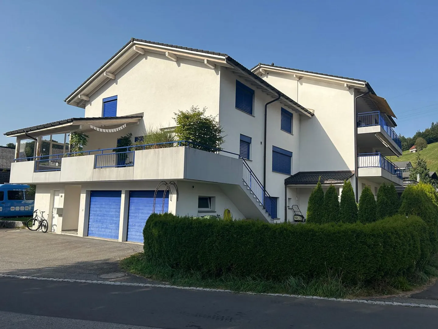 7 1/2 stanze. Casa bifamiliare con garage doppio e 2 posti auto esterni! - Foto 1 di 7