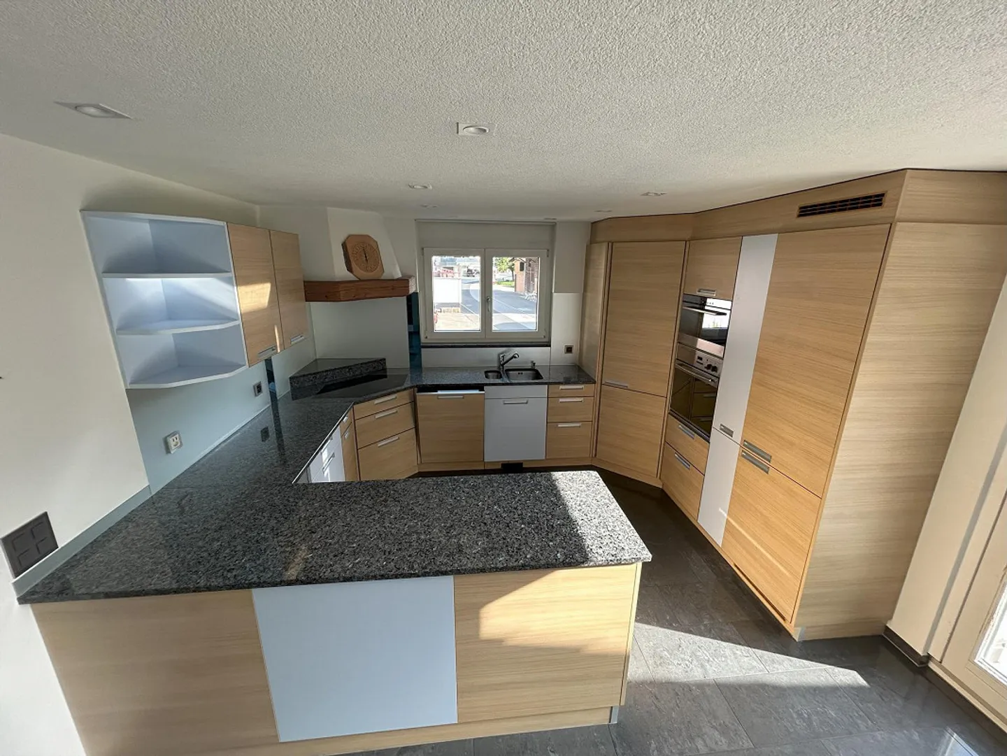 7 1/2 stanze. Casa bifamiliare con garage doppio e 2 posti auto esterni! - Foto 3 di 7