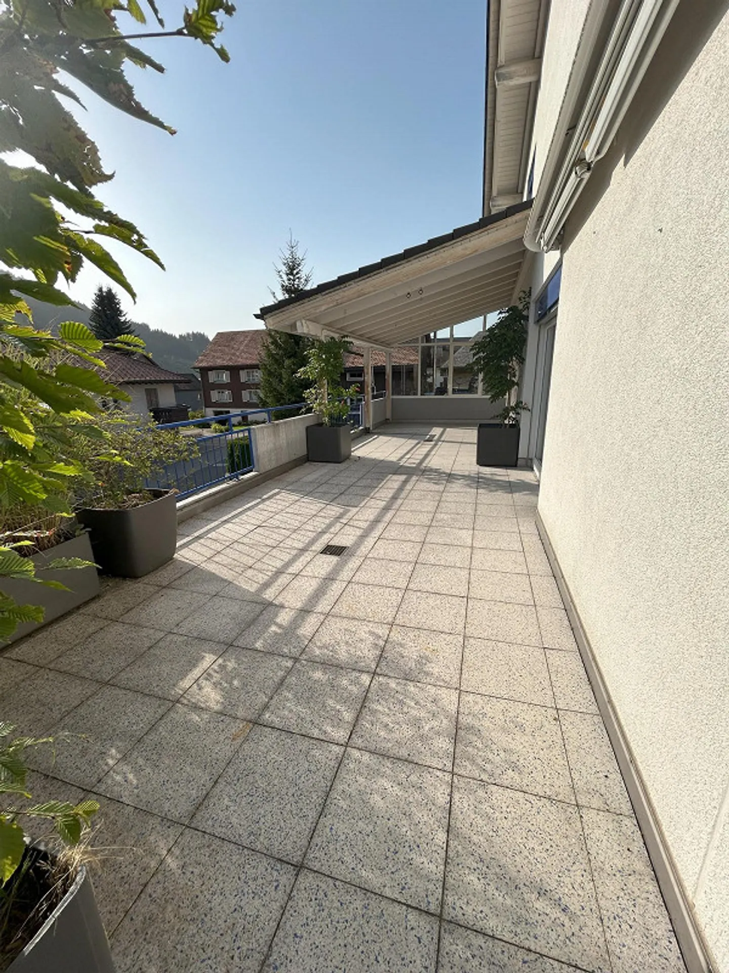 7 1/2 stanze. Casa bifamiliare con garage doppio e 2 posti auto esterni! - Foto 4 di 7