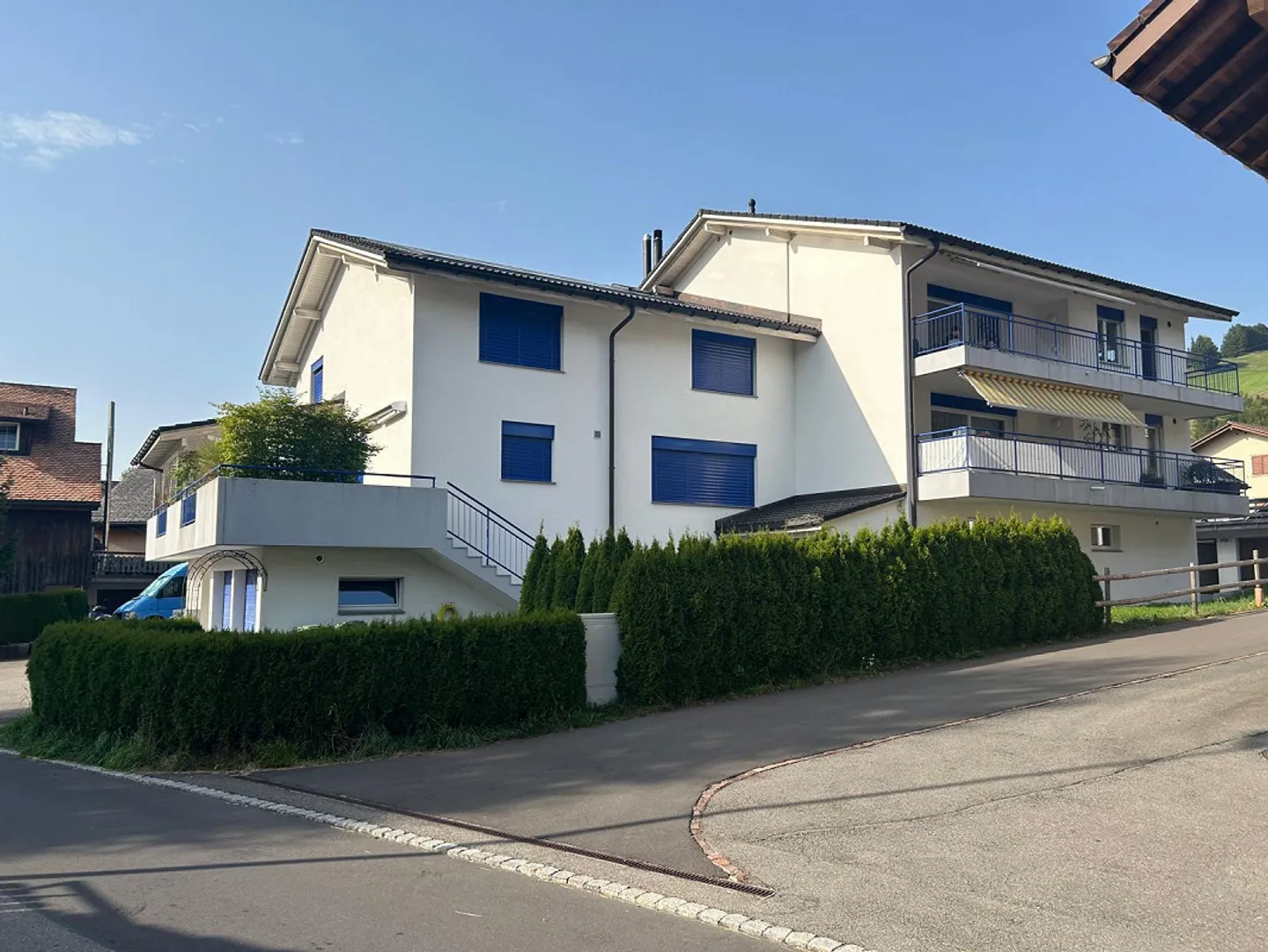 7 1/2 stanze. Casa bifamiliare con garage doppio e 2 posti auto esterni! - Foto 2 di 7