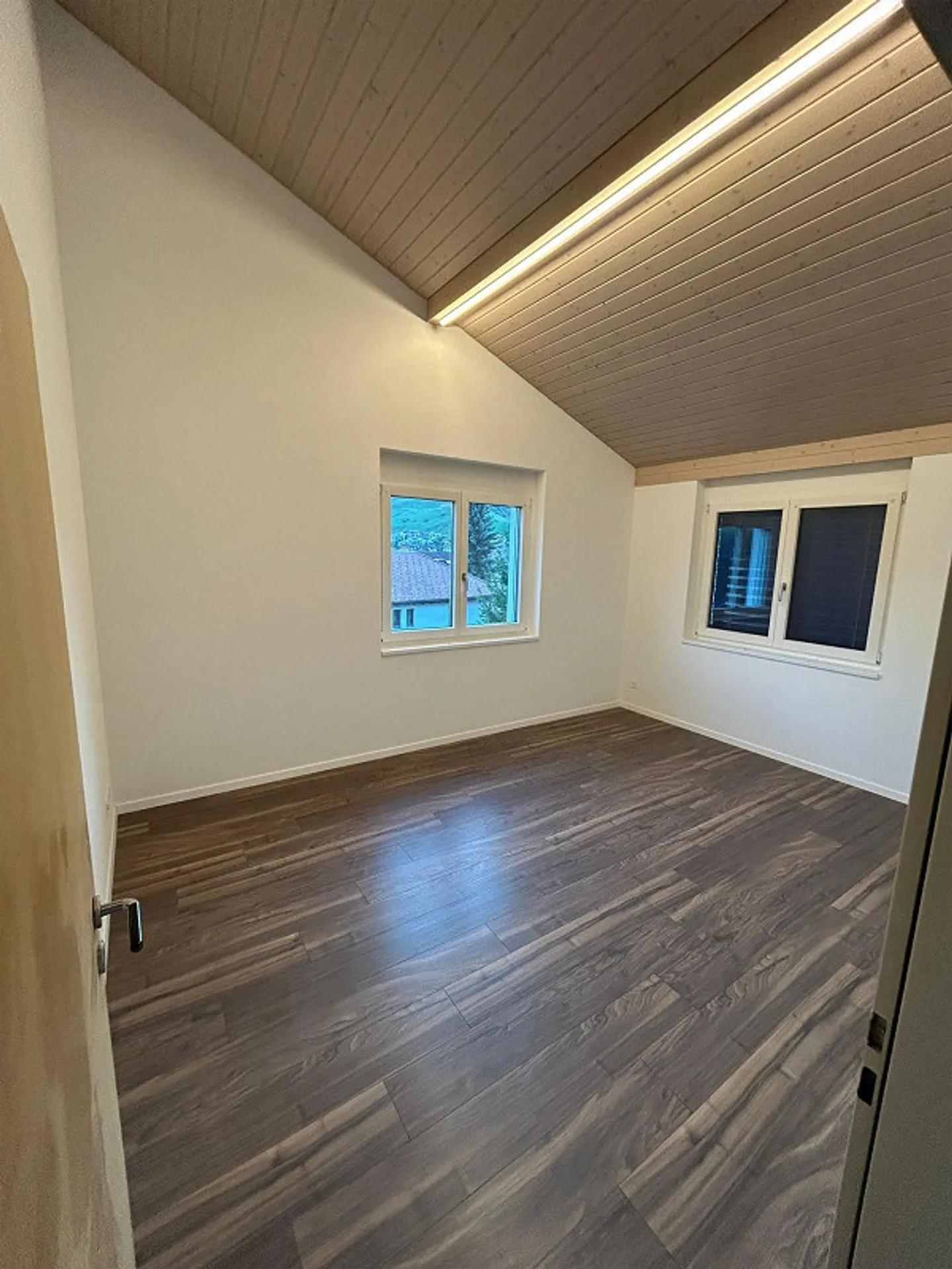 7 1/2 stanze. Casa bifamiliare con garage doppio e 2 posti auto esterni! - Foto 6 di 7