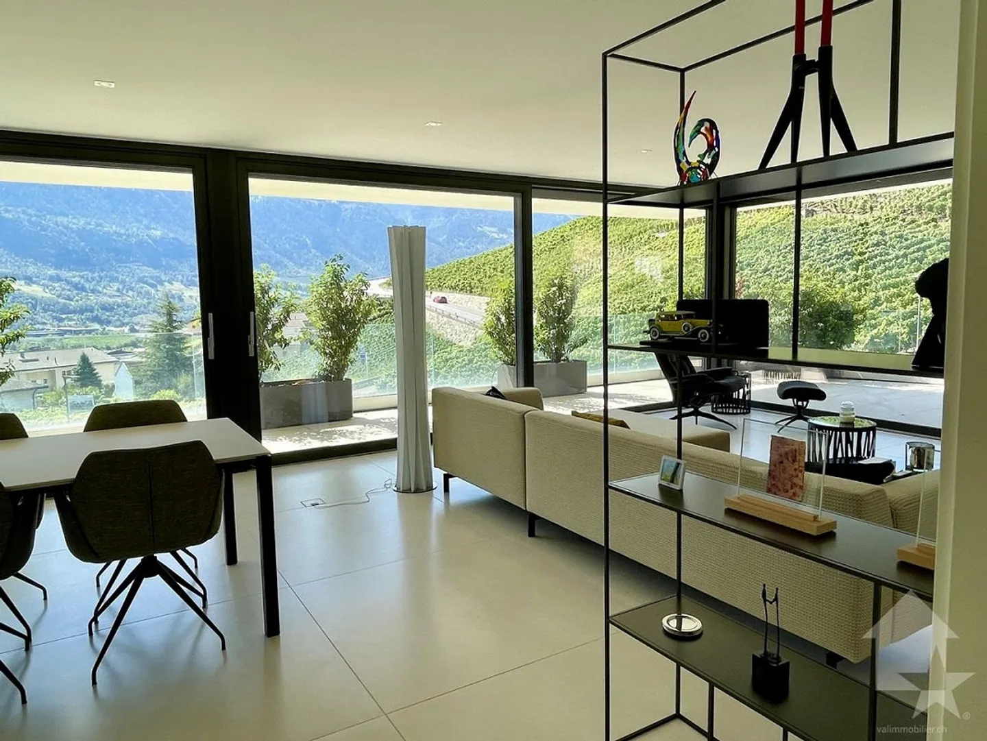 Zeitgenössische Wohnung mit Panoramablick über die Höhen von Sierre - Foto 3 von 22