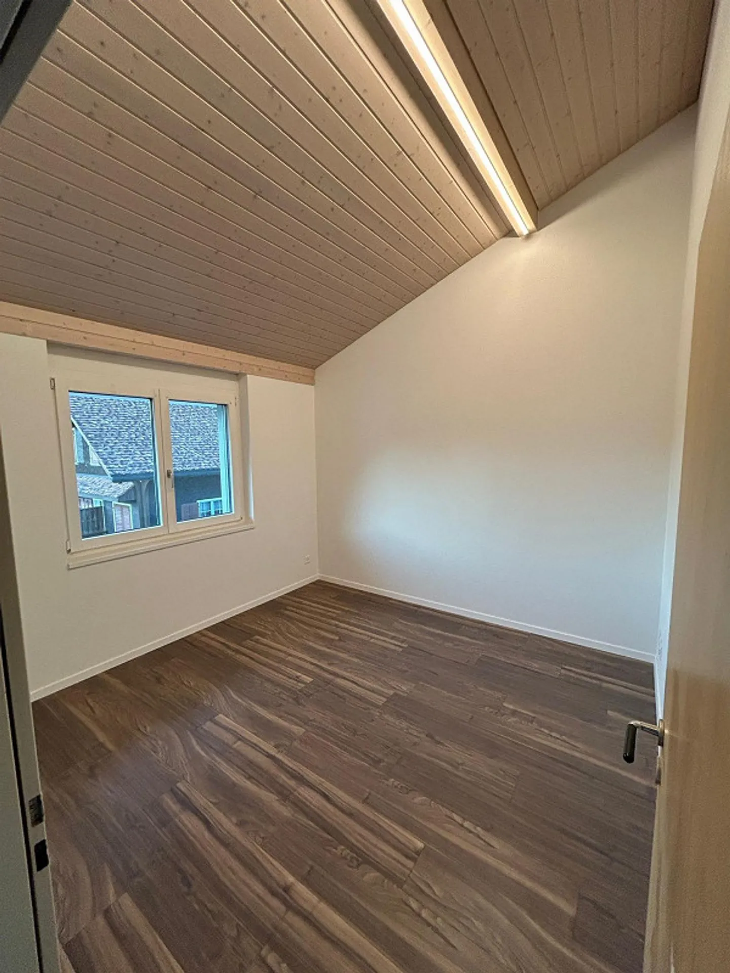 7 1/2 stanze. Casa bifamiliare con garage doppio e 2 posti auto esterni! - Foto 7 di 7