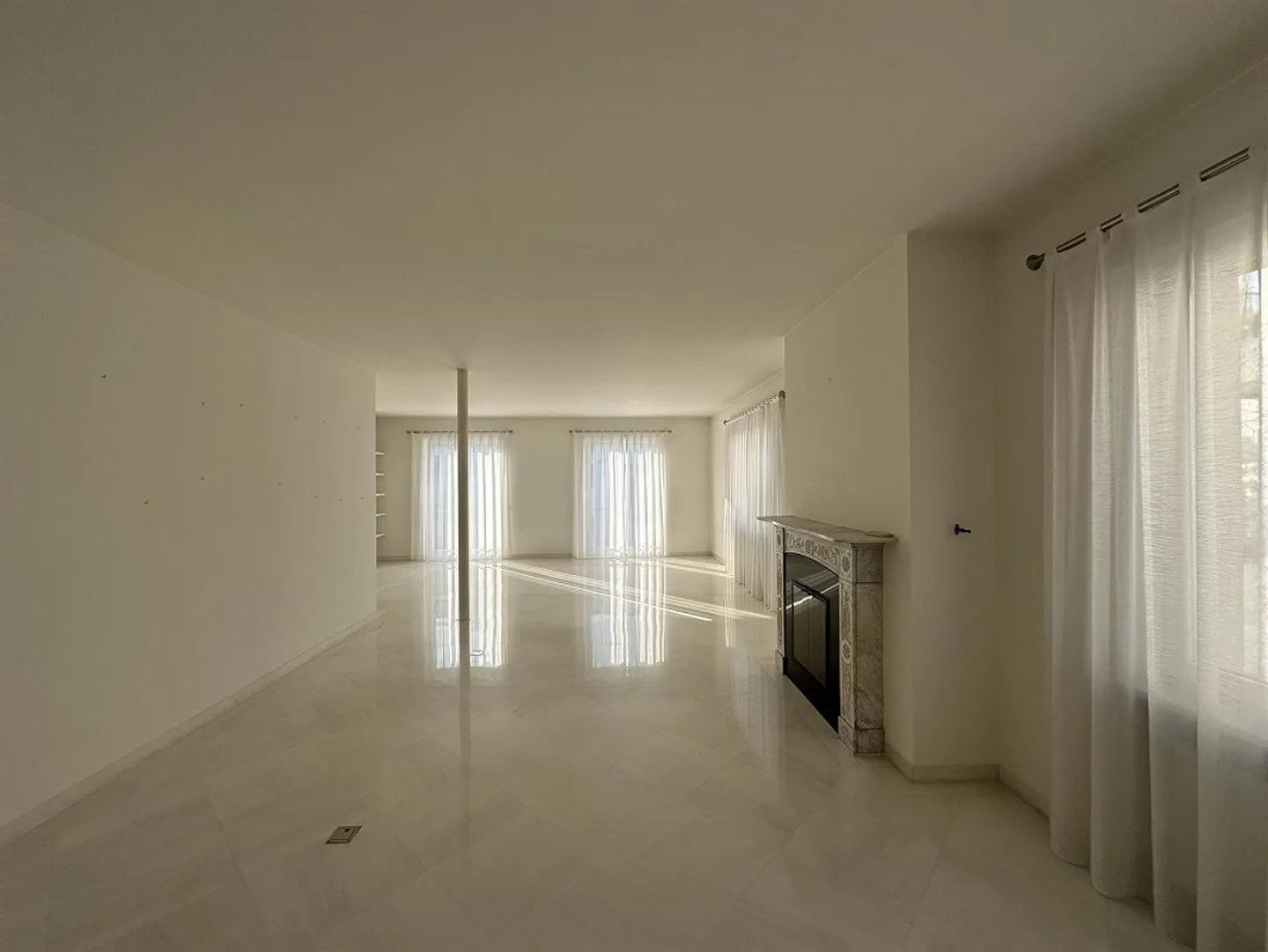 FOR RENT ELEGANT APARTMENT IN THE CENTER - Photo 2 of 9