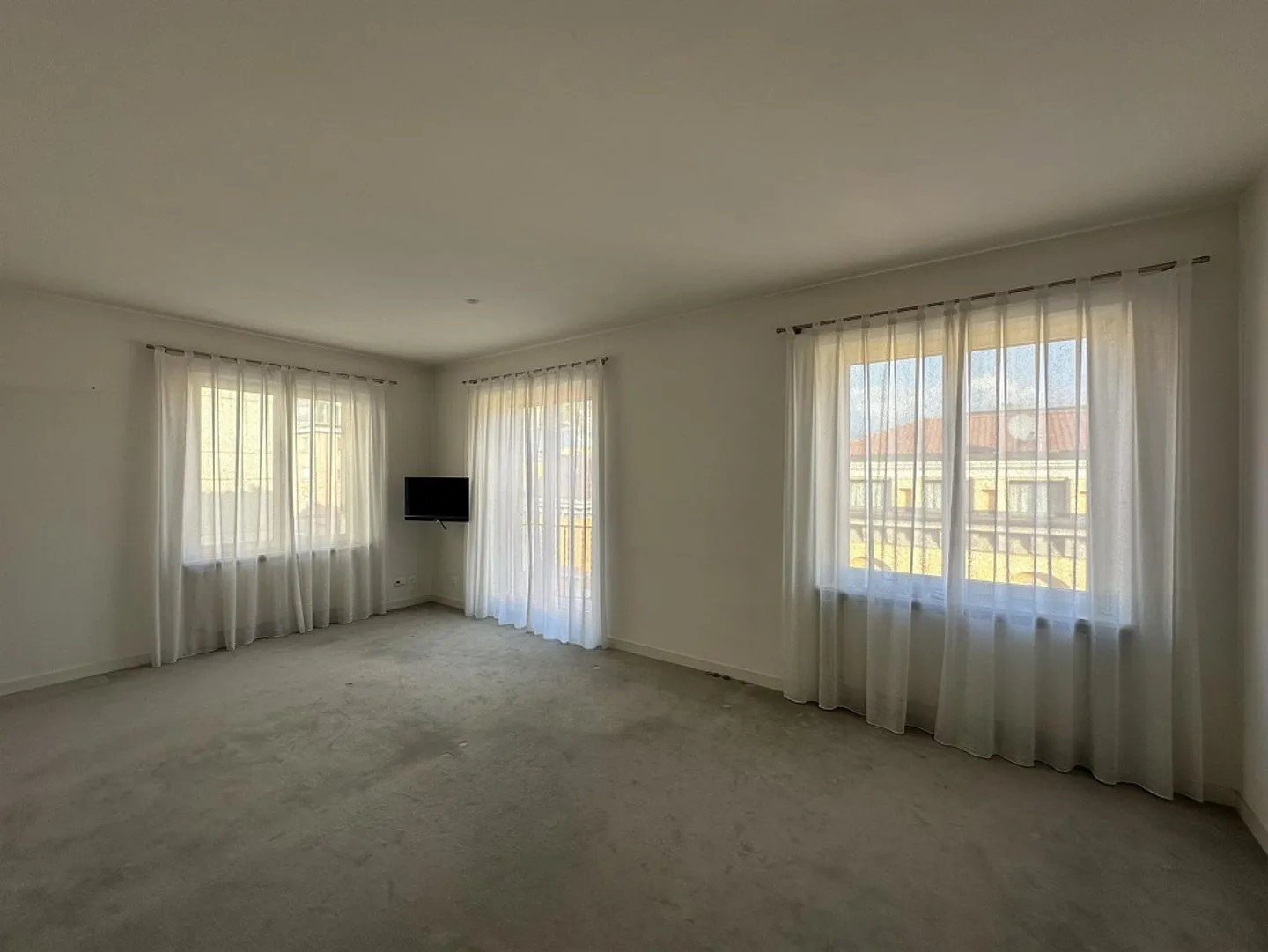 FOR RENT ELEGANT APARTMENT IN THE CENTER - Photo 8 of 9