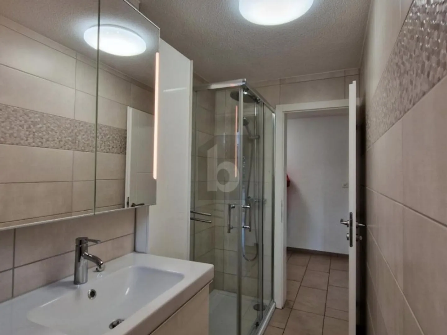 BAIGNÉ DE LUMIÈRE ET RÉNOVÉ AVEC BALCON ! - Photo 2 sur 6