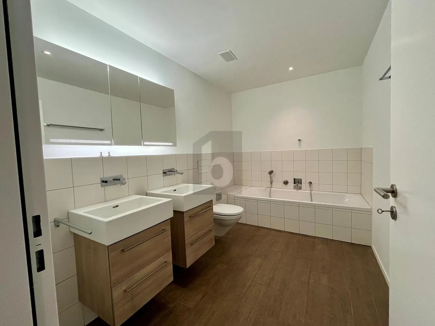 SPACIOUS AND BRIGHT WITH SMALL GARDEN - Photo 4 of 6