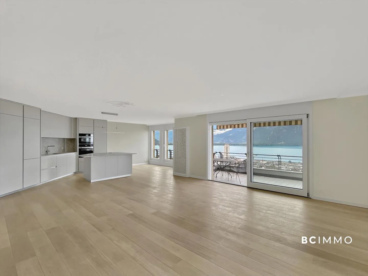 Zeitgenössische Eleganz mit Panoramablick auf den See - Foto 3 von 12