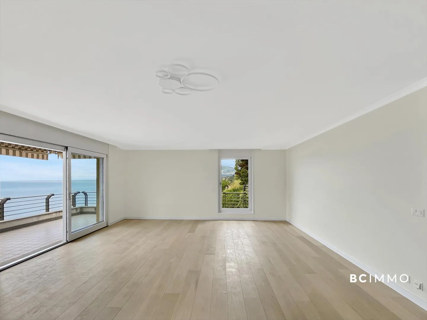 Zeitgenössische Eleganz mit Panoramablick auf den See - Foto 1 von 12