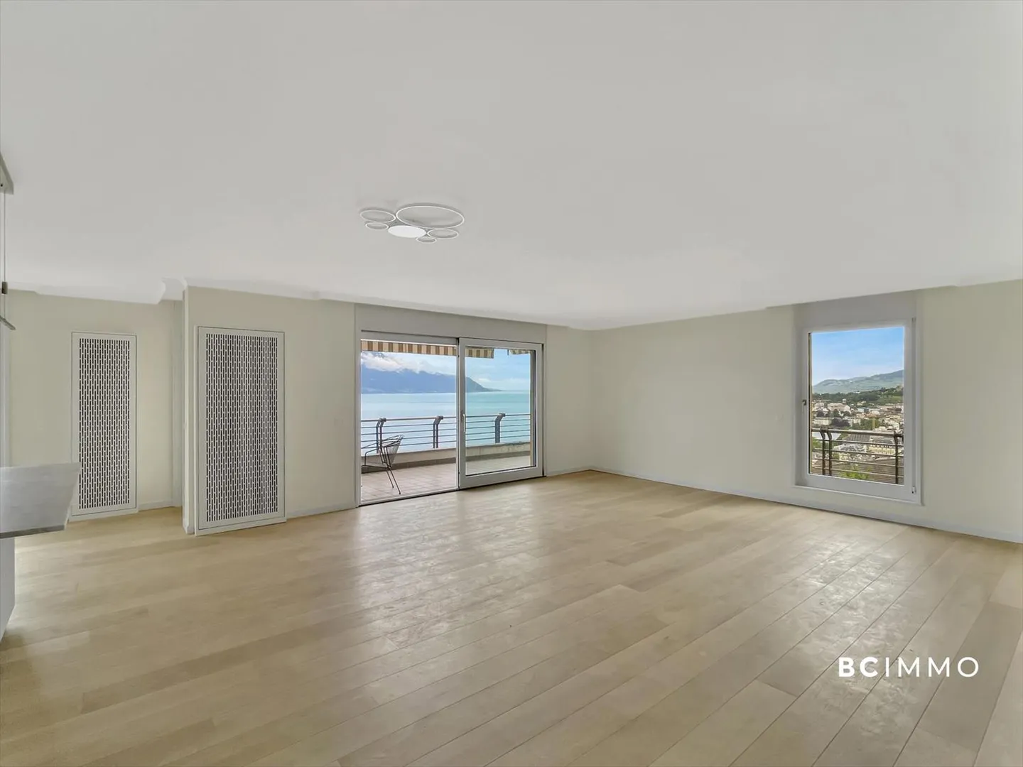Zeitgenössische Eleganz mit Panoramablick auf den See - Foto 2 von 12