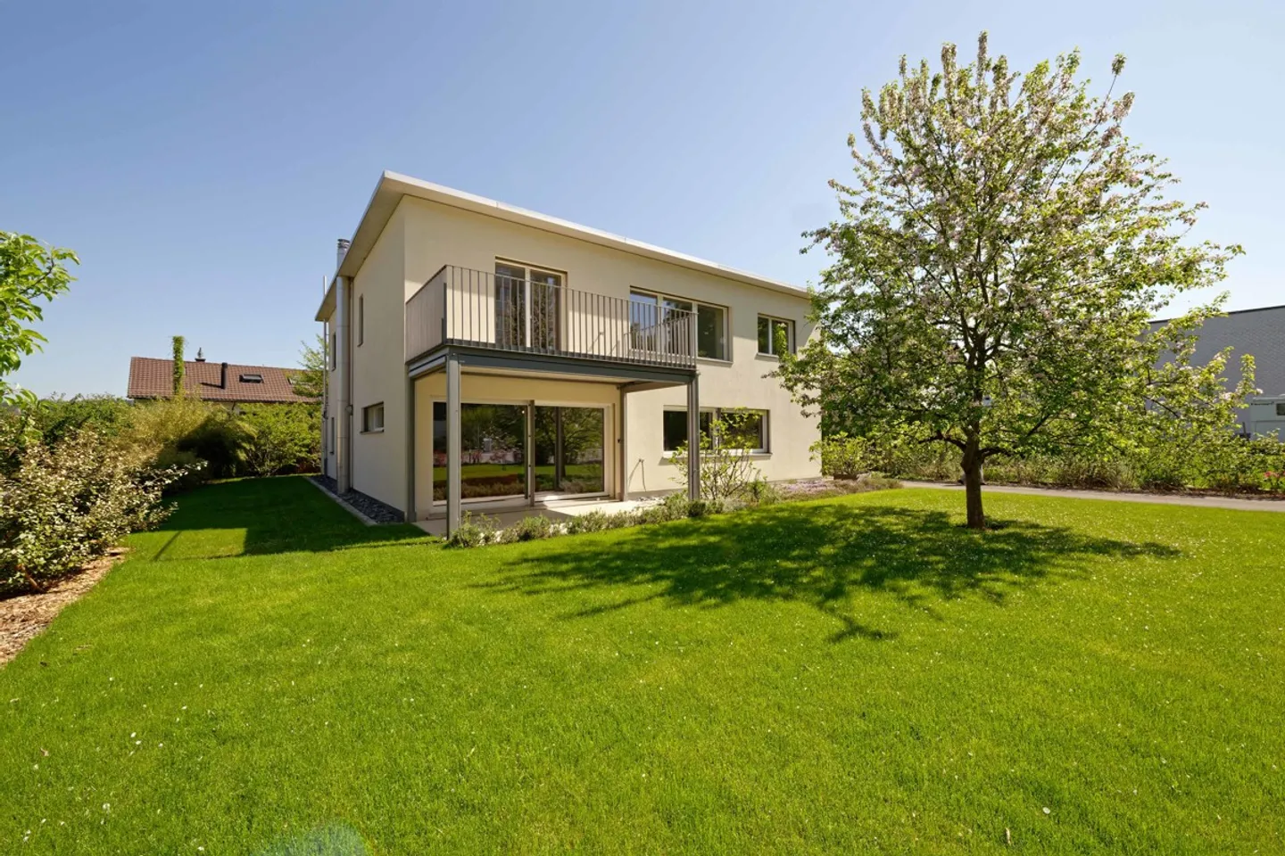 Casa da sogno climatizzata con impianto fotovoltaico e giardino in posizione privilegiata a Uster - Foto 1 di 8