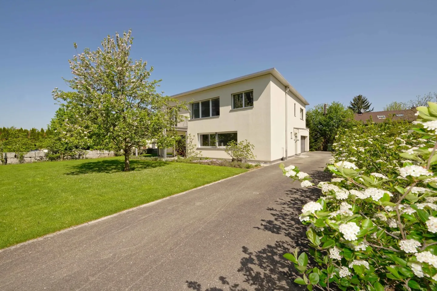 Casa da sogno climatizzata con impianto fotovoltaico e giardino in posizione privilegiata a Uster - Foto 2 di 8