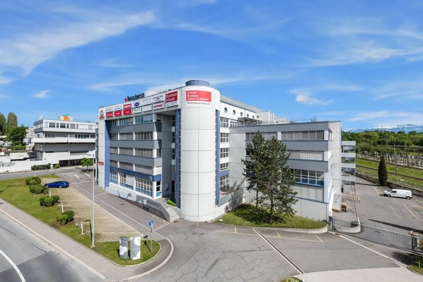 Bureaux proches de l'autoroute A1 et de la gare CFF - Photo 1 sur 7