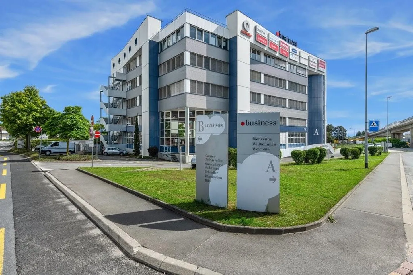 Bureaux proches de l'autoroute A1 et de la gare CFF - Photo 3 sur 7