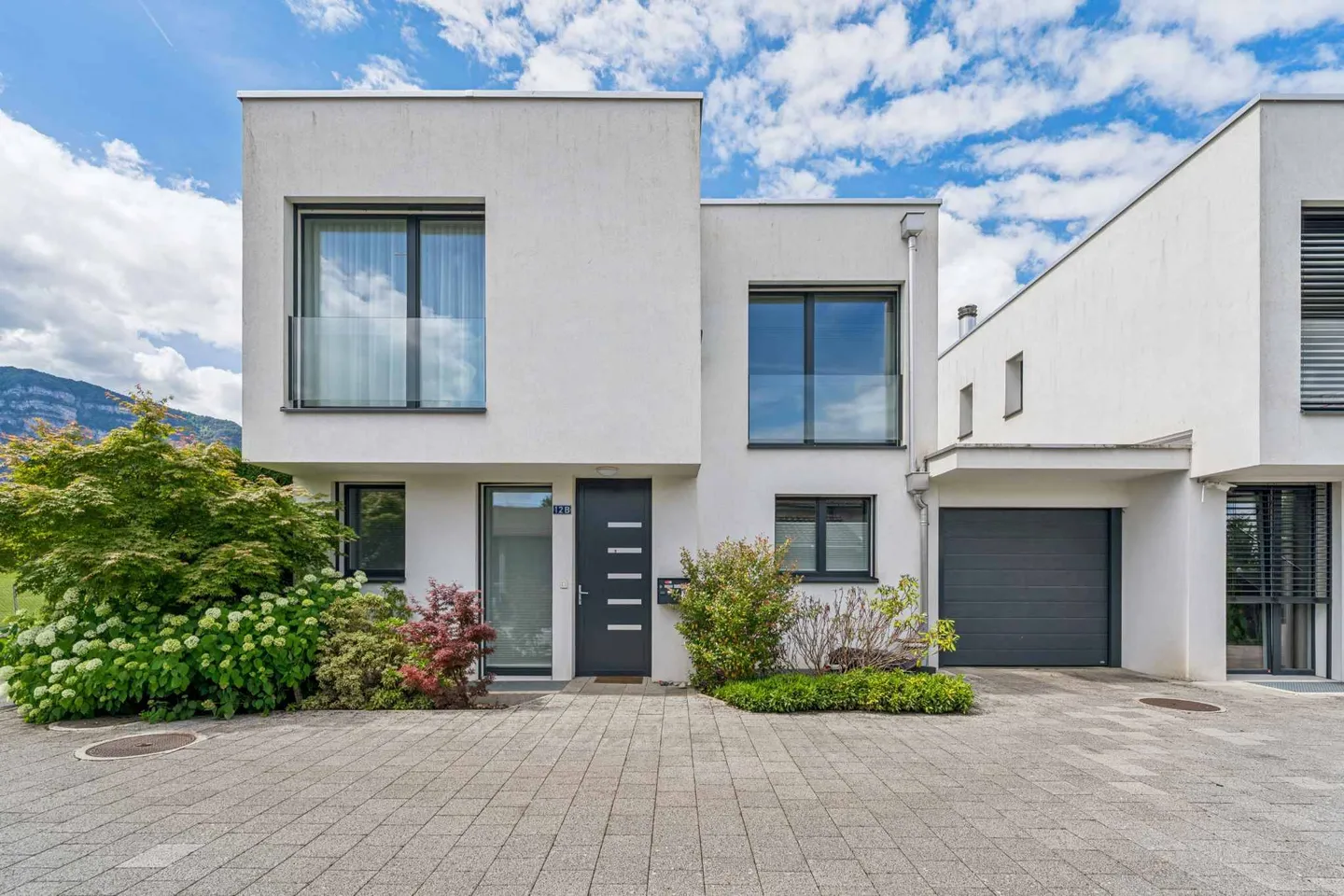 Casa Familiare Moderna con Giardino - Foto 1 di 10