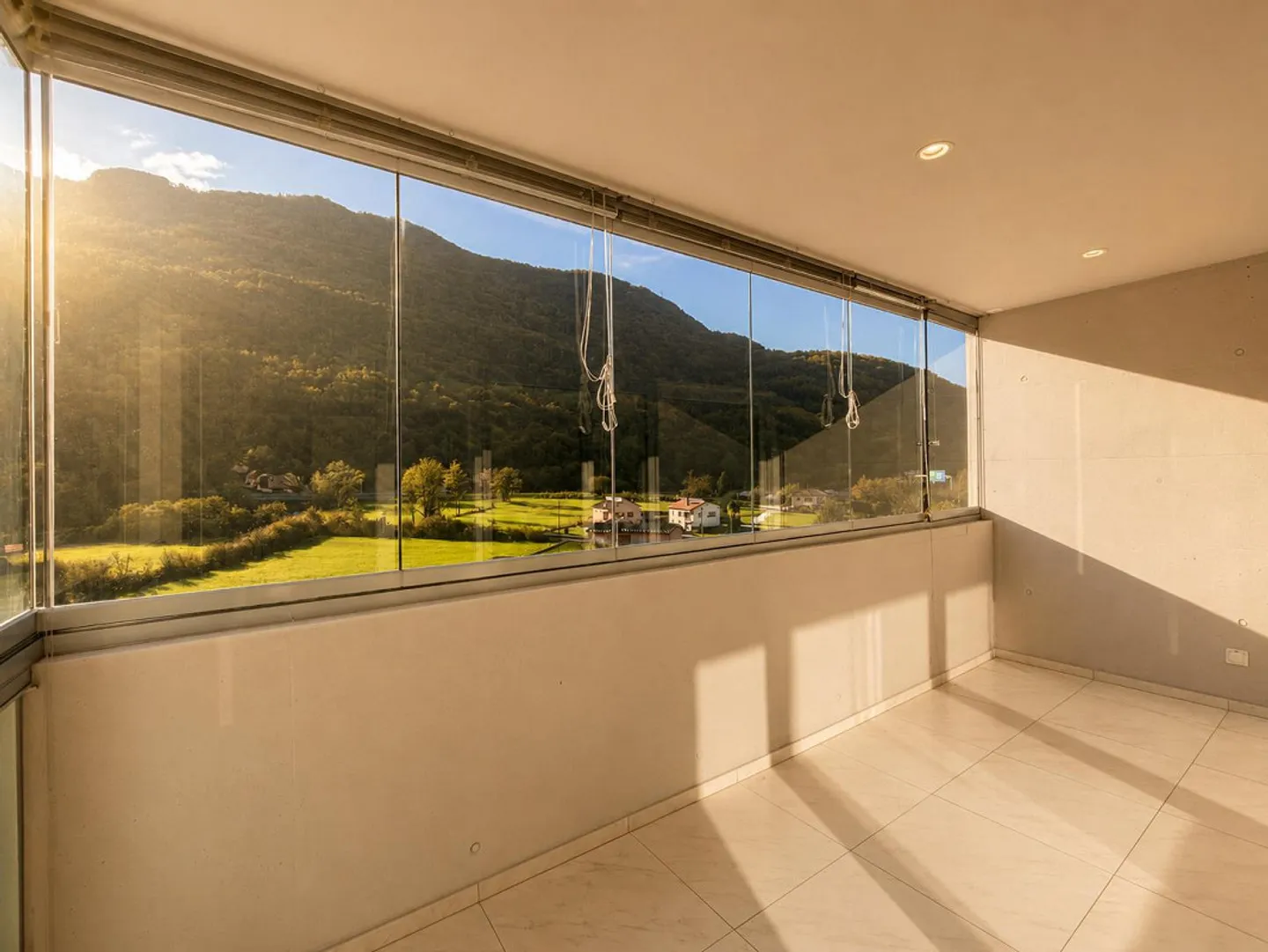 RIVERA - FOR RENT 4.5 ROOMS WITH GLASS TERRACE - Photo 3 of 13