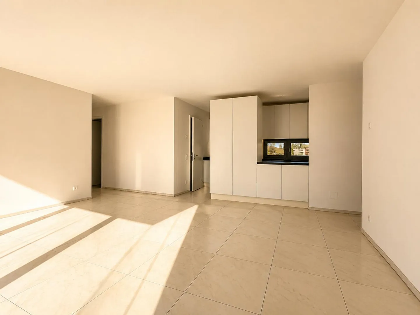 RIVERA - FOR RENT 4.5 ROOMS WITH GLASS TERRACE - Photo 4 of 13