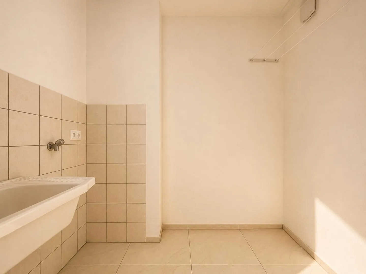 RIVERA - FOR RENT 4.5 ROOMS WITH GLASS TERRACE - Photo 6 of 13