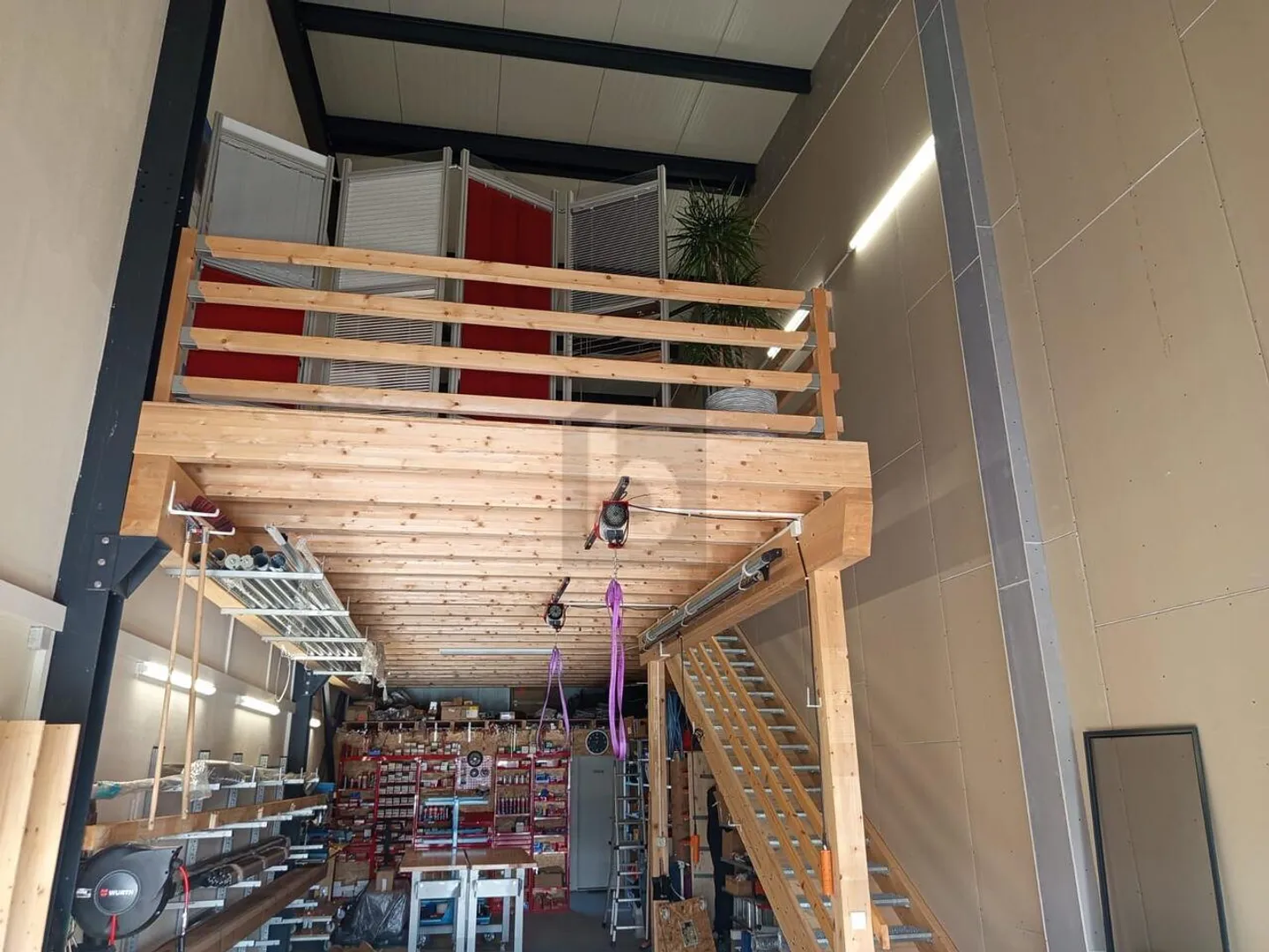 BRIGHT COMMERCIAL SPACE IN INDUSTRIAL AREA - Photo 3 of 6