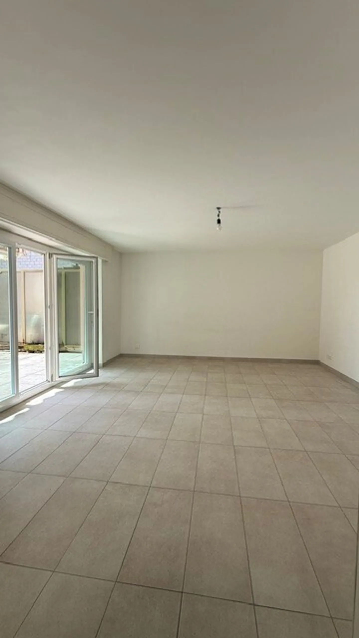 Appartamento di 4,5 locali di circa 100 m2 al piano terra con terrazza - Foto 3 di 8