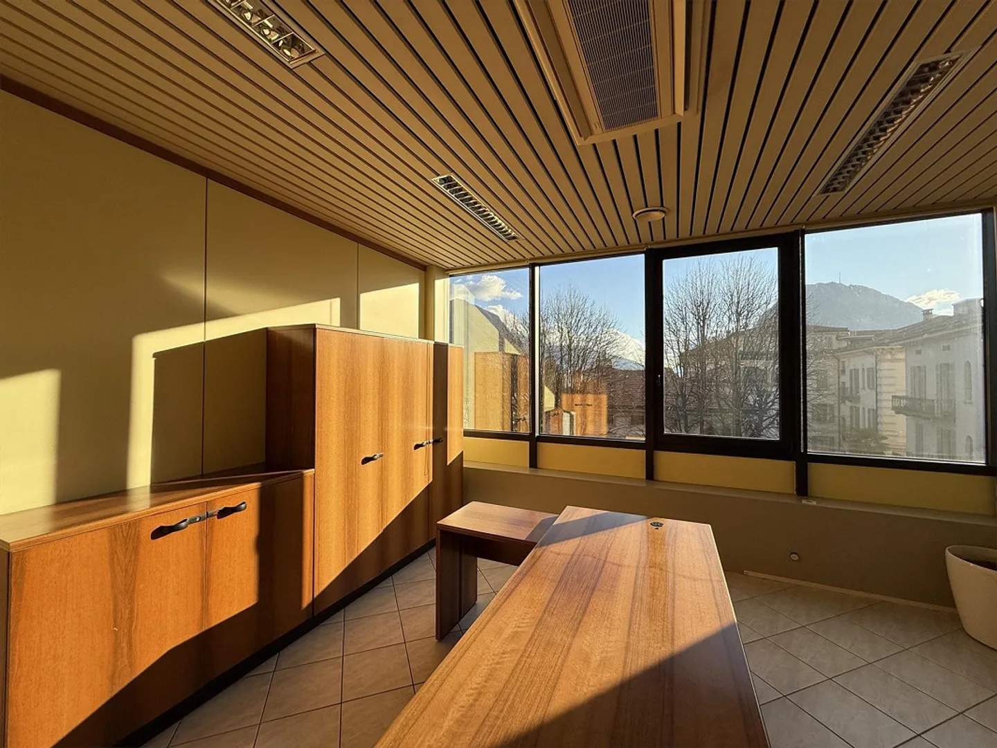 FOR RENT SPLENDID OFFICE OVERLOOKING PARK IN THE CENTER - Photo 6 of 7