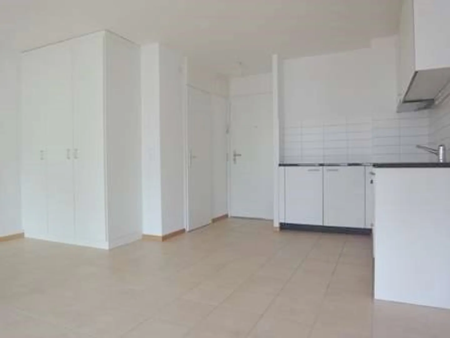 Nice studio close to all amenities - Photo 4 of 5