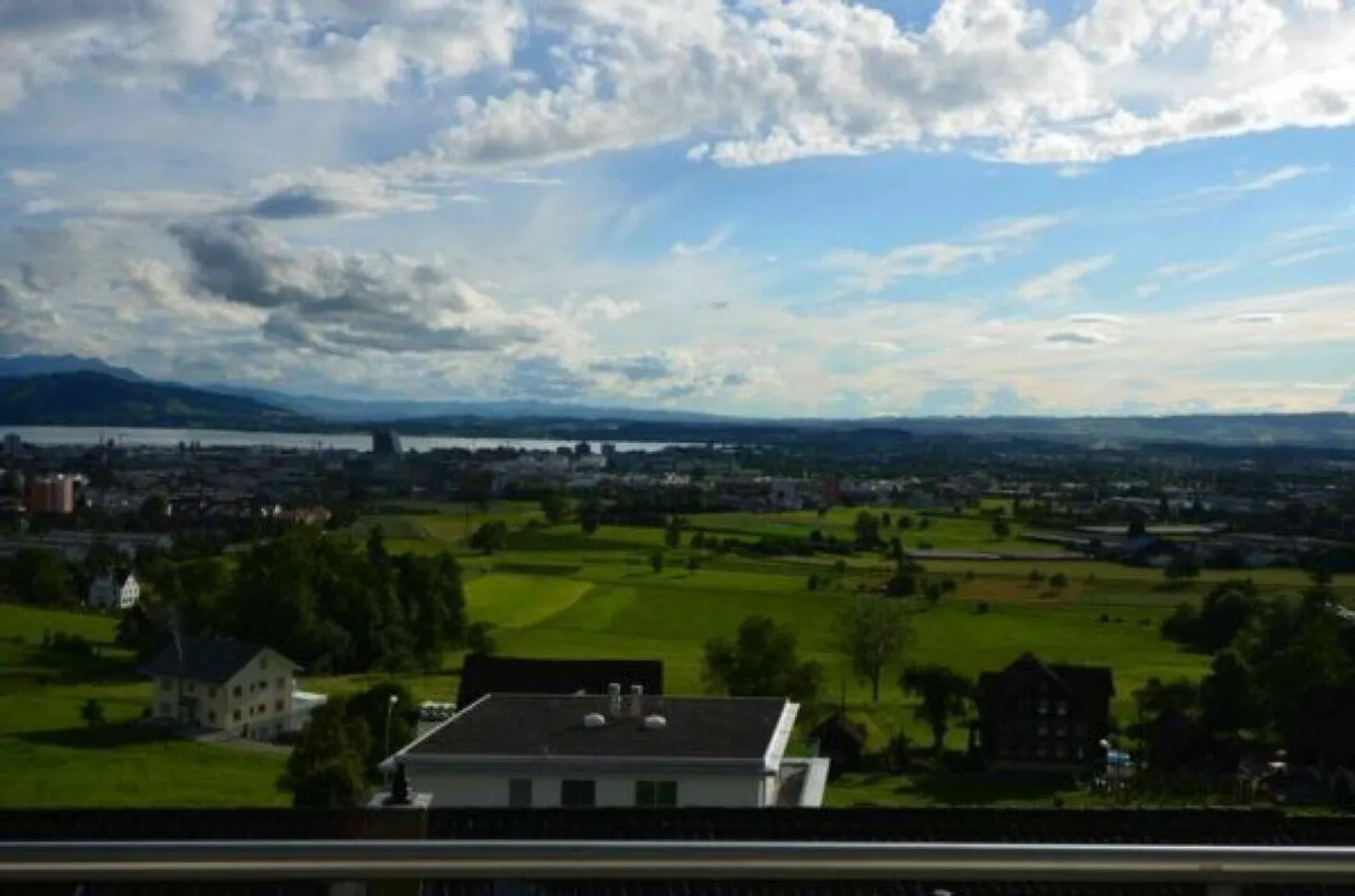 Bellissimo e luminoso appartamento attico di 4,5 locali con vista sul lago - Foto 2 di 8