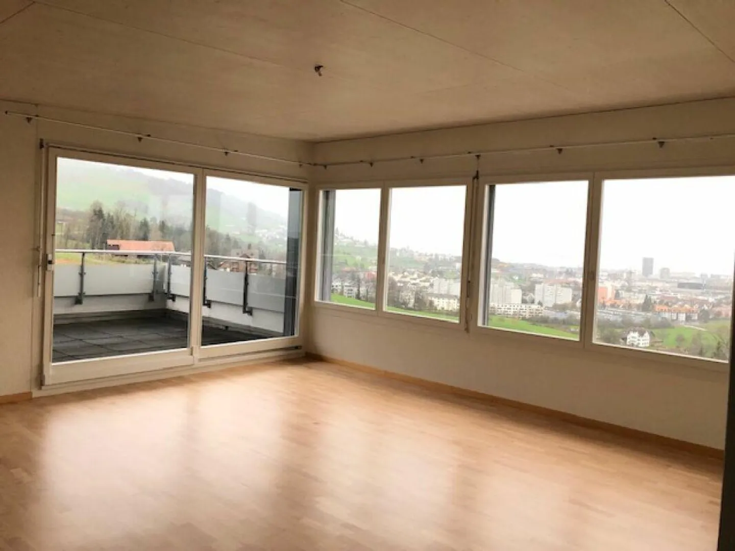 Bellissimo e luminoso appartamento attico di 4,5 locali con vista sul lago - Foto 4 di 8