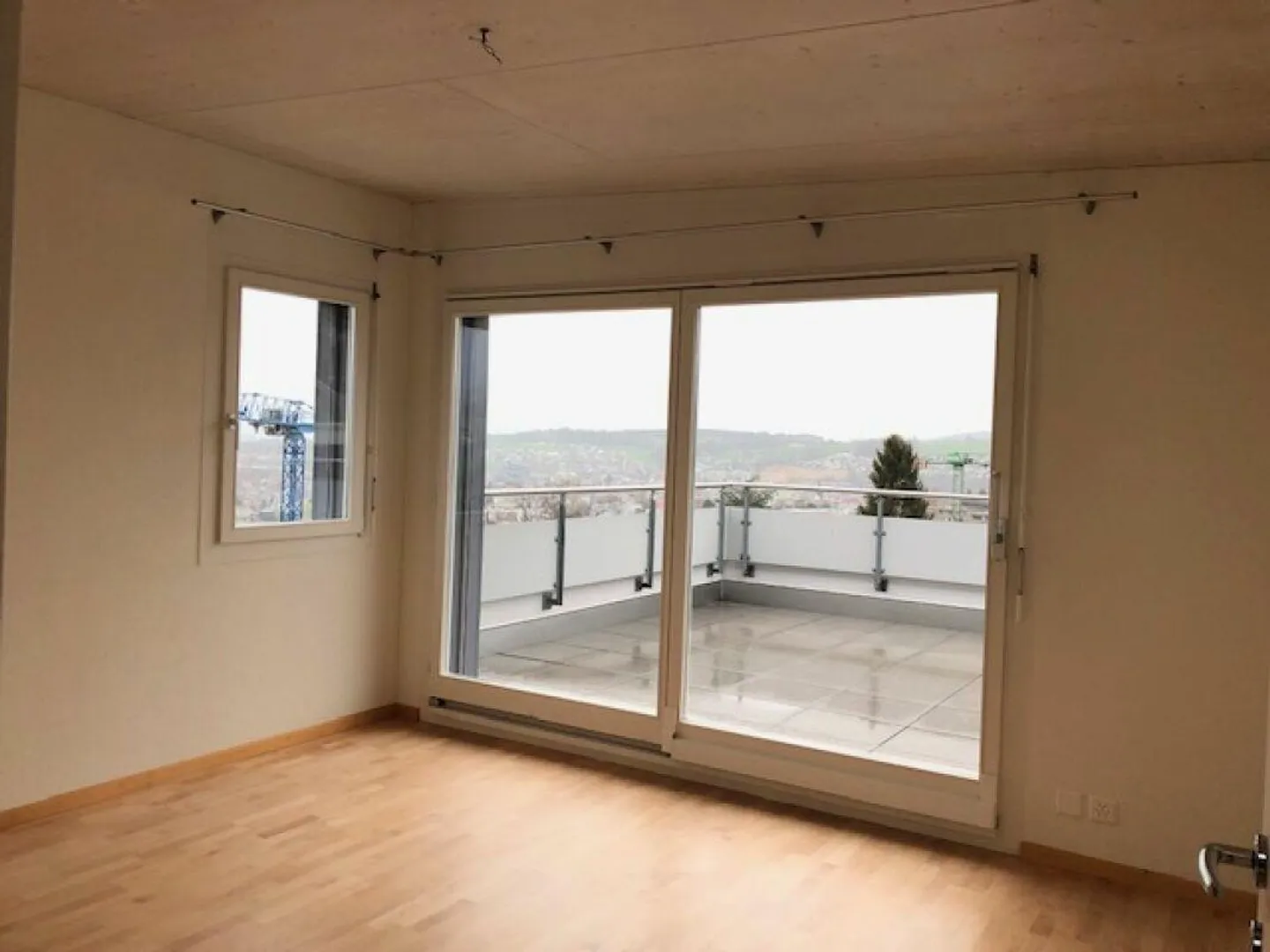 Bellissimo e luminoso appartamento attico di 4,5 locali con vista sul lago - Foto 5 di 8