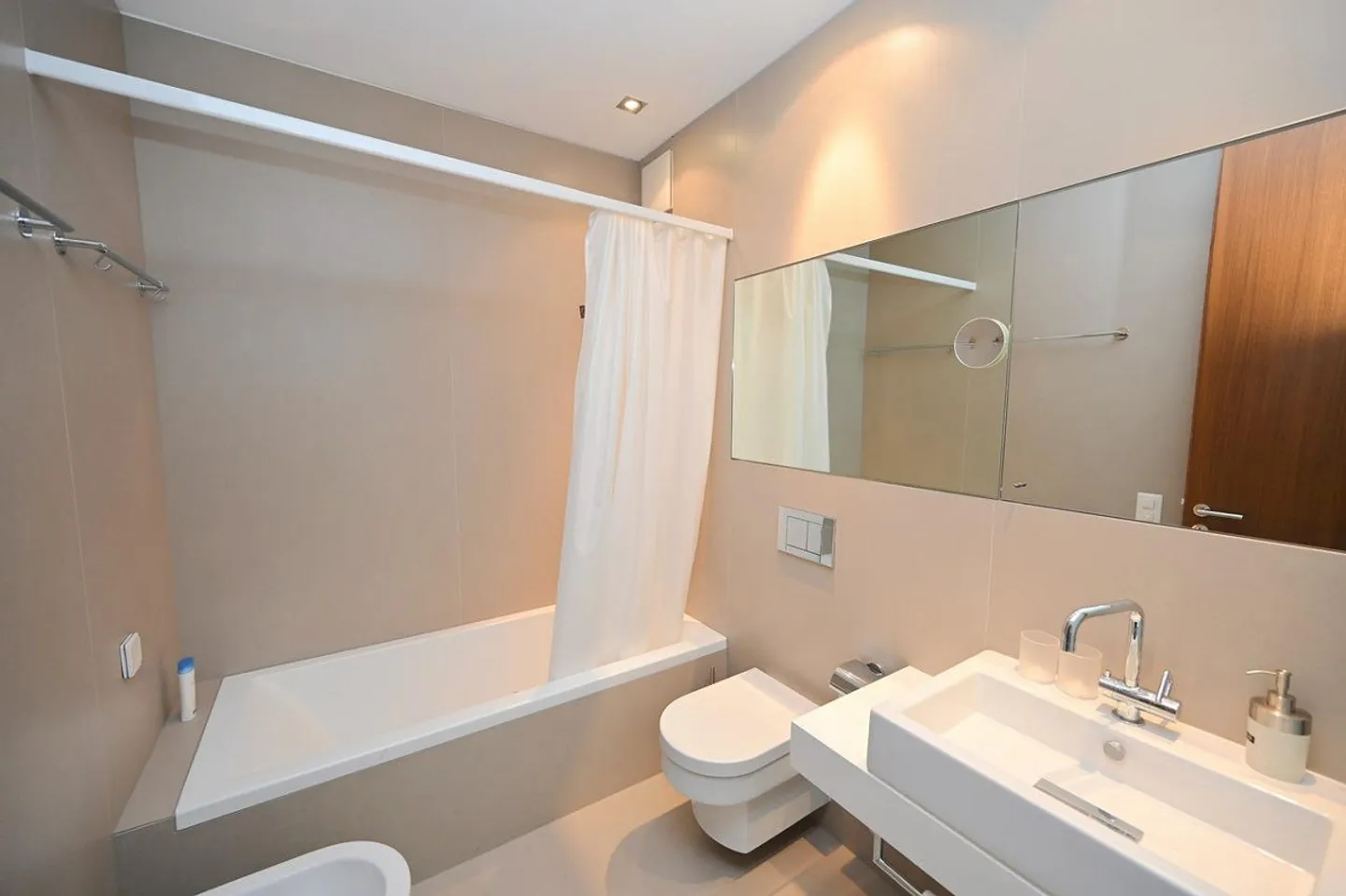 Holiday Home - Modern Apartment with Partial Lake View - Photo 15 of 19