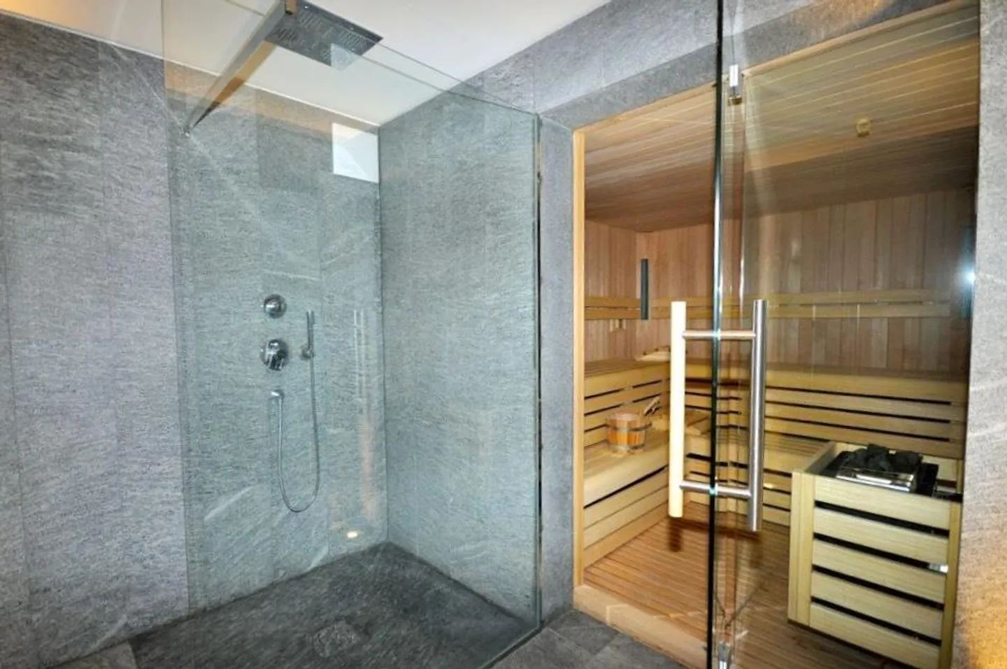 Holiday Home - Modern Apartment with Partial Lake View - Photo 17 of 19