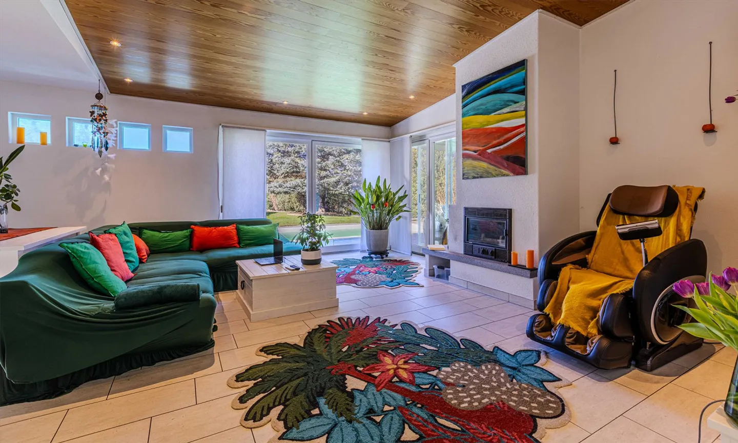 VILLA 5.5 AUF EINER EBENE MIT GROSSEM GELÄNDE UND SCHWIMMBAD IN CAMORINO - Foto 2 von 9